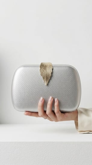 "حقيبة أوراق الغار الذهبية" (Golden Laurel Clutch)