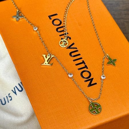 طقم لويس فيتون LV Iconic Charms (سلسال + حلق)