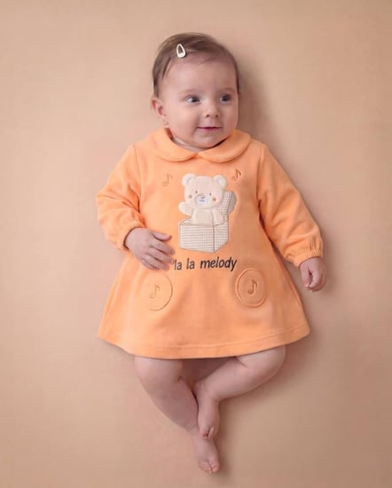 فستان بيبي ملتون مطرز دبدوبة في صندوق موسيقي وكلمة LA LA MELODY و تطريز اشارتين موسيقيتين علي دوائر