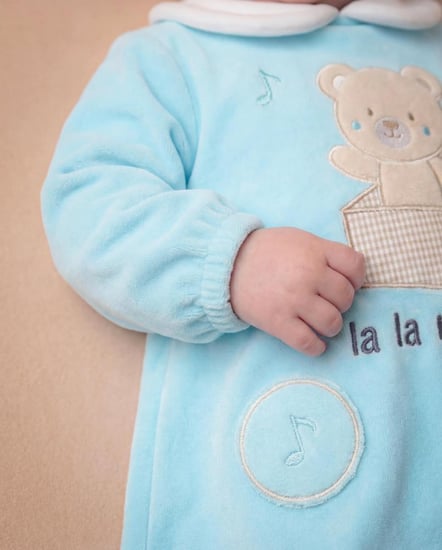 فستان بيبي ملتون مطرز دبدوبة في صندوق موسيقي وكلمة LA LA MELODY و تطريز اشارتين موسيقيتين علي دوائر