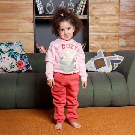 بيجامة بناتي ميلتون طباعة DTF هرة في كوب و كلمة COZY VIBES