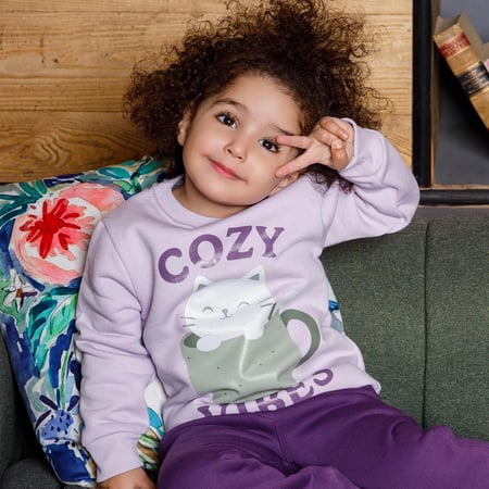 بيجامة بناتي ميلتون طباعة DTF هرة في كوب و كلمة COZY VIBES