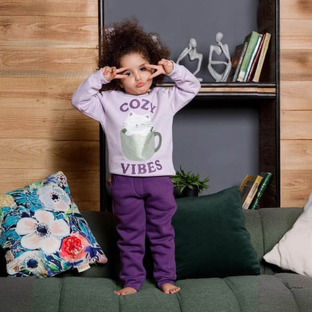 بيجامة بناتي ميلتون طباعة DTF هرة في كوب و كلمة COZY VIBES