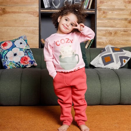 بيجامة بناتي ميلتون طباعة DTF هرة في كوب و كلمة COZY VIBES