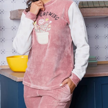 بيجامة قطيفة حريمي مطرزة ازهار والكم سكري مطبوع ورود