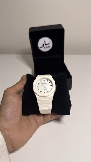 ساعة كاربون ابيض مطفي