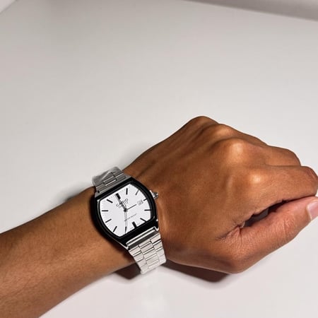 كاسيو Y ابيض