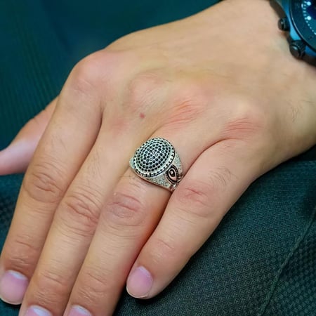 خاتم زركون رجالي فضة اسود على اصبع يد رجل