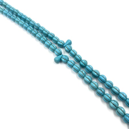 تكبير لخرز الفيروز البيضاوي يظهر عروقا طبيعية وتفاصيل دقيقة