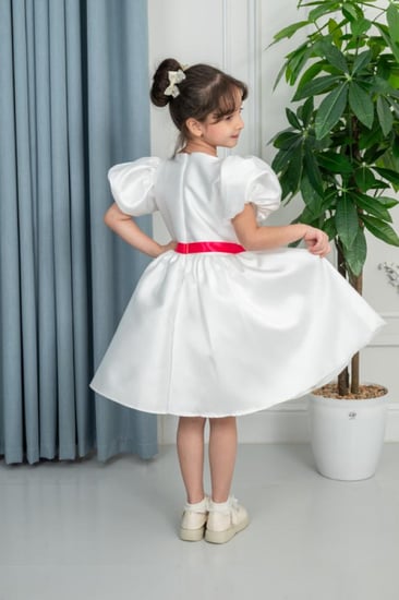 فستان سهرات ابيض بنقش ورد بشكل عمودي S01127