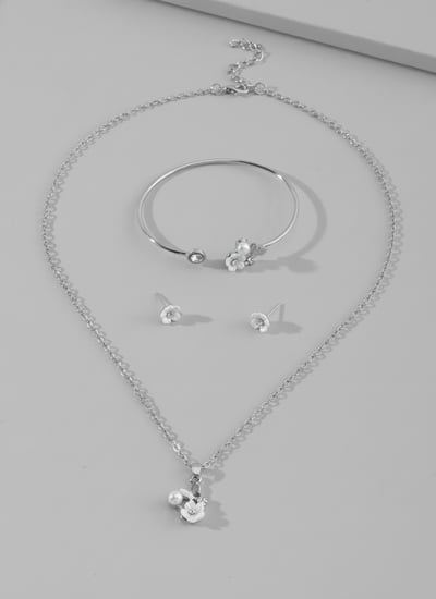 طقم مجوهرات فضي أنيق بتصميم زهري مكون من عقد، سوار، وأقراط بتفاصيل لؤلؤية ناعمة