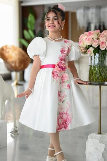 فستان سهرات ابيض بنقش ورد بشكل عمودي S01127