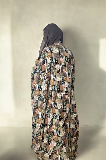 عباية بطبعات فنية خفيفة تناسب السفر وأجواء الصيف