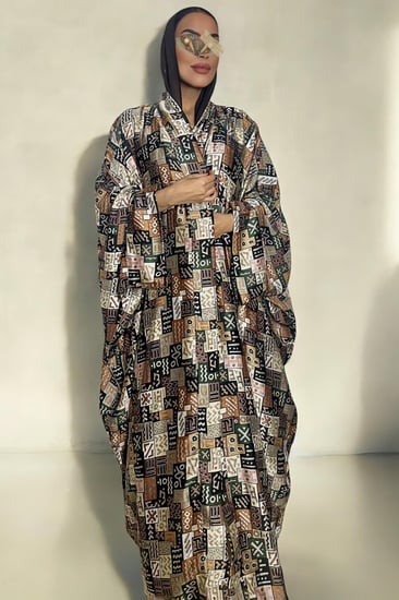 عباية ناعمة من حرير برسومات مستوحاة من الطبيعة