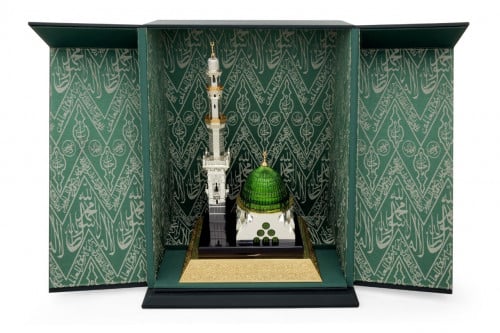 مجسم القبة الخضراء والئذنة في المسجد النبوي بالمدي...