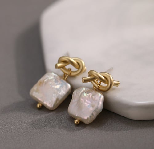 حلق من عرق اللؤلؤ الطبيعي، مع مزيج من الفضة والنحا...