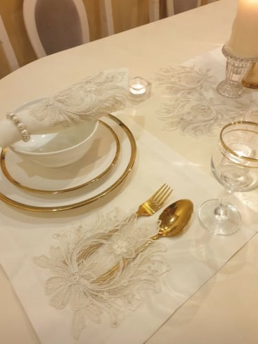 مفرش سكري بتطريز دانتيل لون ذهبي