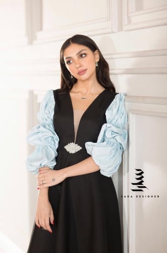 فستـان اسود بأكمام باللون السـماوي