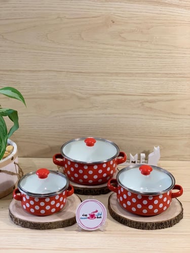 طقم قدور معدنية صغيرة