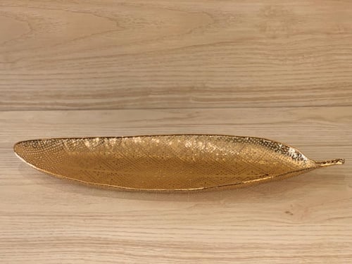 صحن تقديم ذهبي