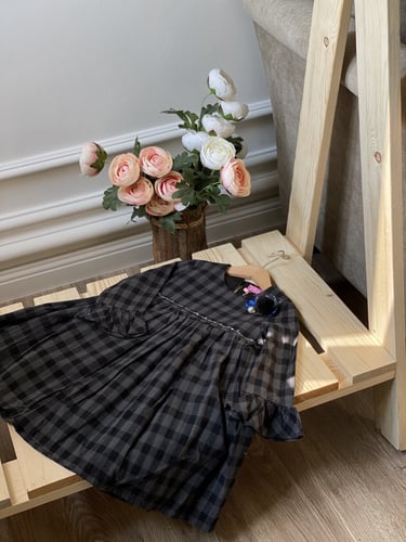 فستان كاروهات للشتاء مُزين بِ بروش ورد ولولو .