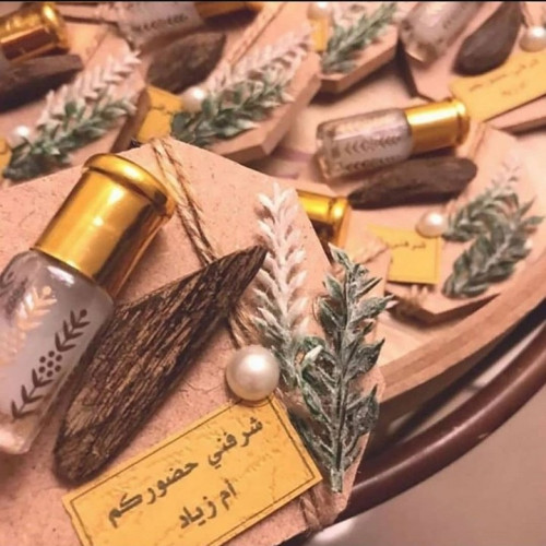 توزيعات المسك والعود 12حبة مع الزينة والطباعة