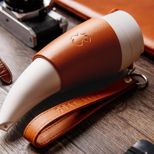 كوب قهوة مع حامل جلد بني