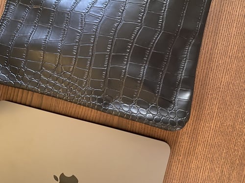 شنطه باوتش حجم وسط بجلد اسود مطفي