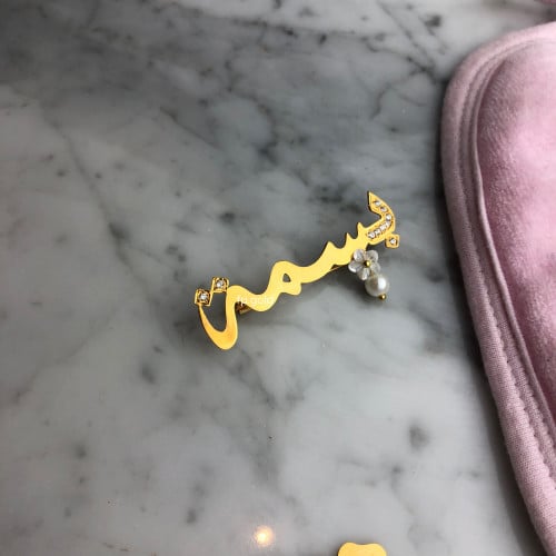 بروش بسمة صدف الوردة البيضاء مع حرف زيركون