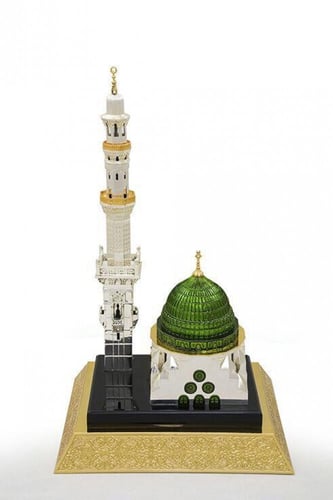 مجسم القبة الخضراء والئذنة في المسجد النبوي بالمدي...