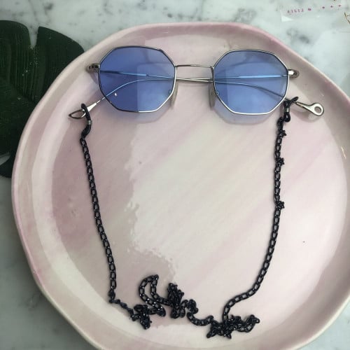 تعليقه نظاره باللون الاسود