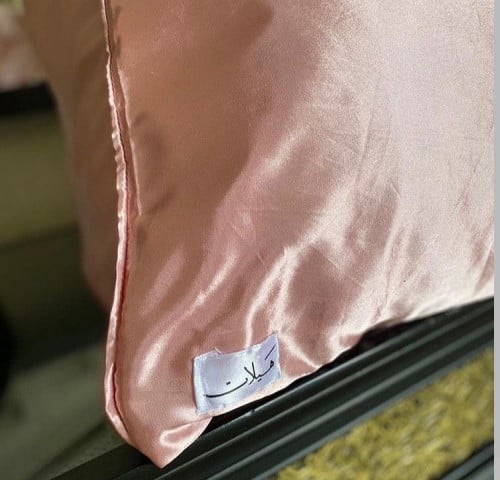 غطاء مخدة ستان لون وردي