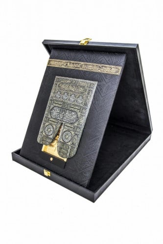 باب الكعبة الشريفة مع ستارة على شكل درع