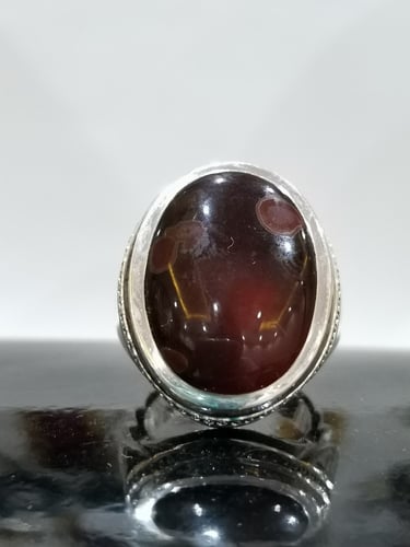 خاتم الفضة بحجر عقيق يماني كبدي مزعفر بصياغة الأست...