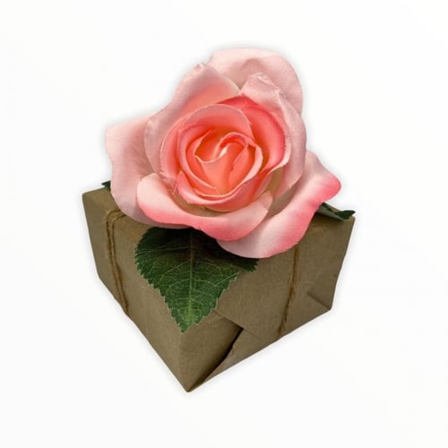 تغليف هدايا مع ورد كلاسيكي