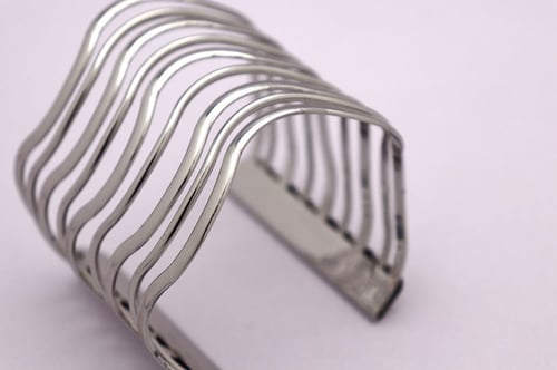 اسوارة نص دائرة بشكل مموج باللونين الذهبي والفضي