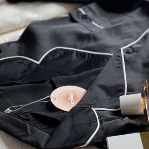 بجامة قطعتين نسائية سوداء ساتان حريرية ذو كم قصير