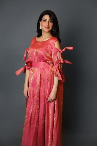 جلابية وردي مطعم بالذهبي