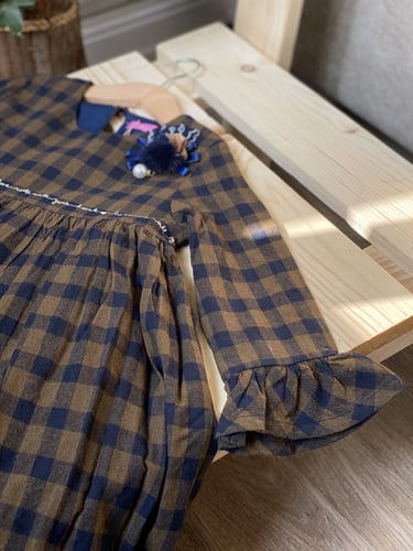 فستان كاروهات للشتاء مُزين بِ بروش ورد ولولو .