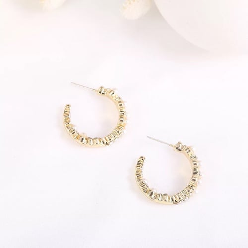 حلق مرصع بقطع اللولو و الكريستال