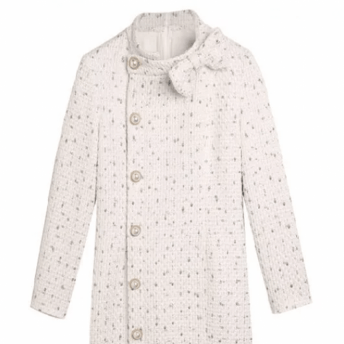 فستان شانيل باللون اللؤلؤي مطرز بالقصب الذهبي وفيو...