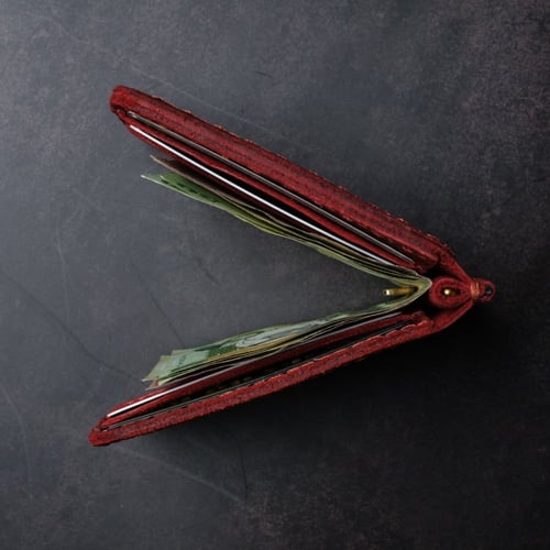 محفظة جلد طبيعي باللون الخمري رجالية ونسائية