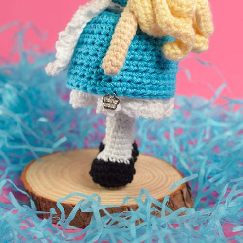 دمية اليس بالكروشية