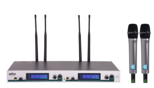 ميكرفون لاسلكي نظام يو اتش اف إحترافي (يدوي+يدوي)...