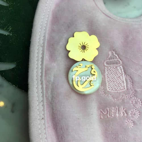 طقم قلاده وبروش الورده مطلي ذهب بالاسم