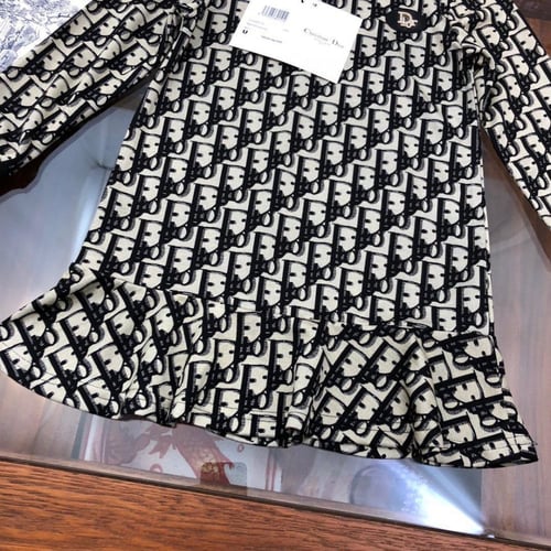 فستان ديور مزين ببروش كلمة ديور