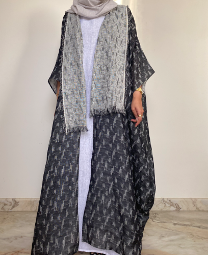 عباية لينن مع فستان لينن ابيض