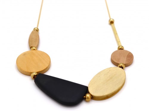 قلادة بخشب ملون موديل عصري وجديد