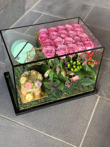 تنسيق الهديه على بوكس اكريلك مع كيكه وورد