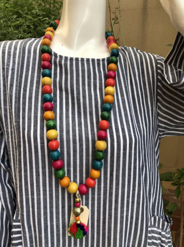 عقد خشبي ملون